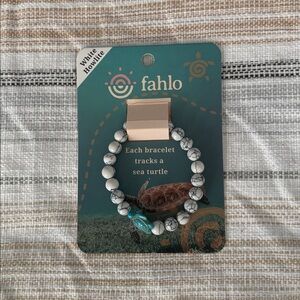 Brand new sea turtle tracking bracelet & pin